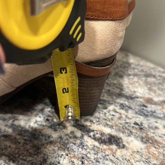 Pierre Dumas SZ 8 1/2. Booties. Cream distressed color - Picture 7 of 8